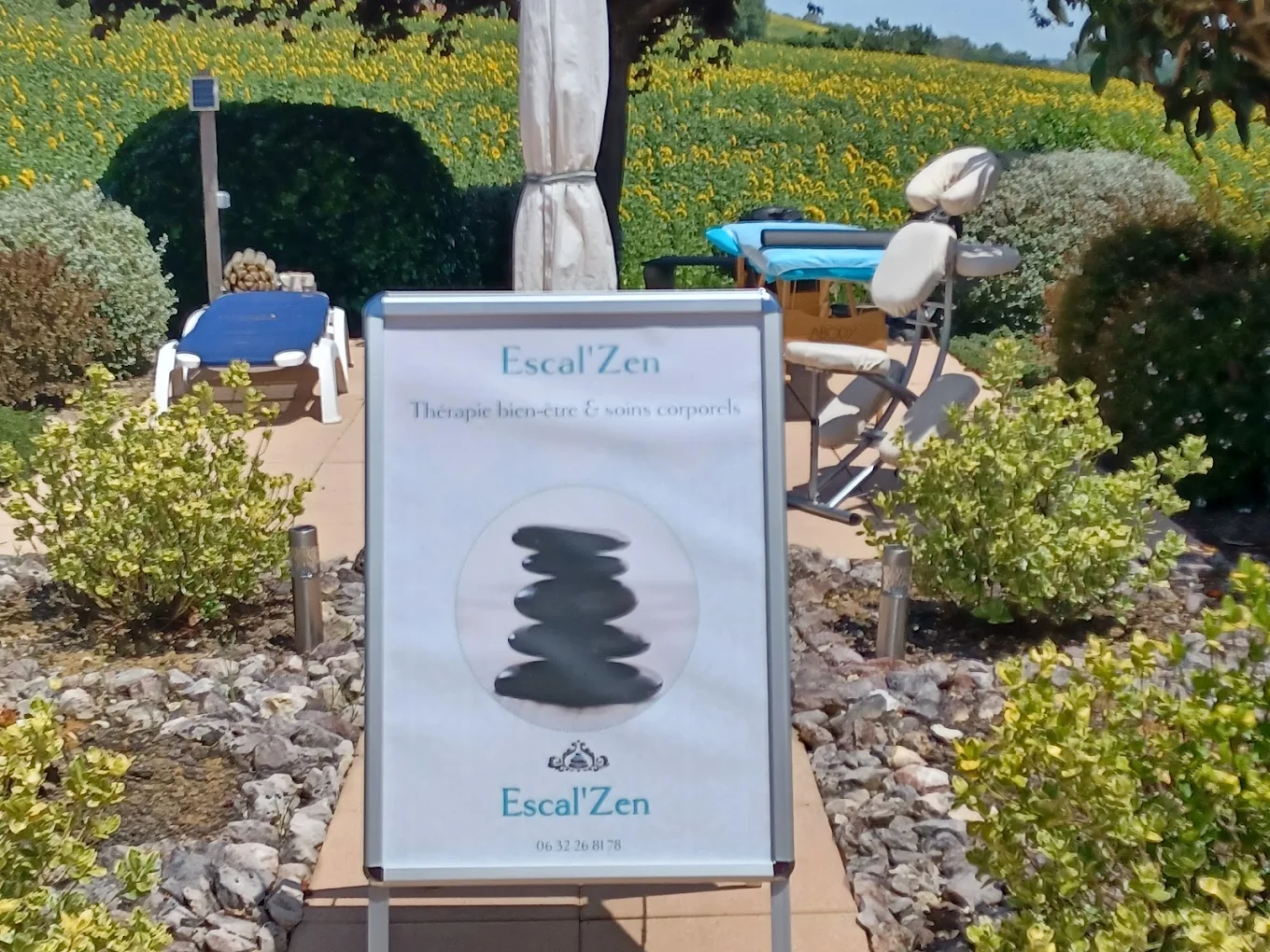 L’espace de soins extérieur d’Escal’Zen au milieu du jardin