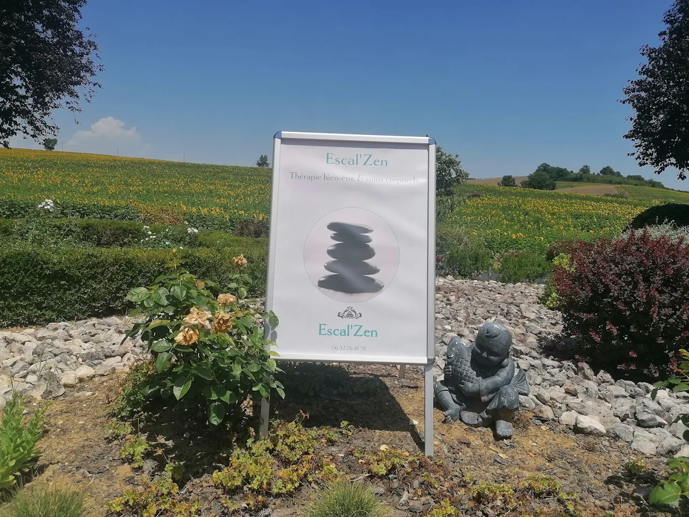 Le jardin paisible où Rabiaa accueille les clientes d’Escal’Zen
